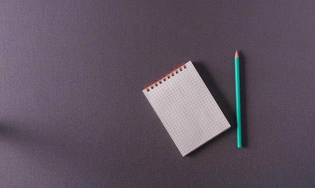 Foto een leeg a4-notitieboekje in uitgevouwen vorm op een grijs getextureerd bovenaanzichtmodel als achtergrond