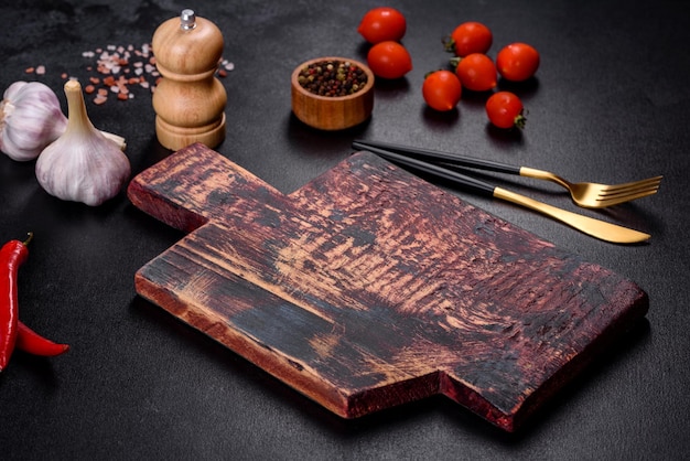 Een leeg bord met een messenvork of lepel met een houten snijplank