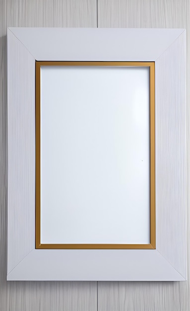 Een leeg fotolijstje met een gouden frame en een witte achtergrond.