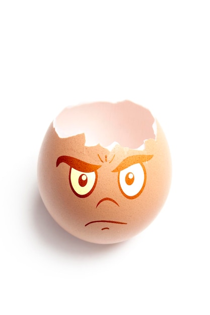 Een leeg, gebroken ei met cartoongezichten