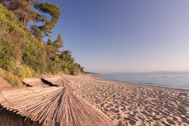 Een leeg verlaten strand in griekenland gesloten vanwege covid-19-beperkingen