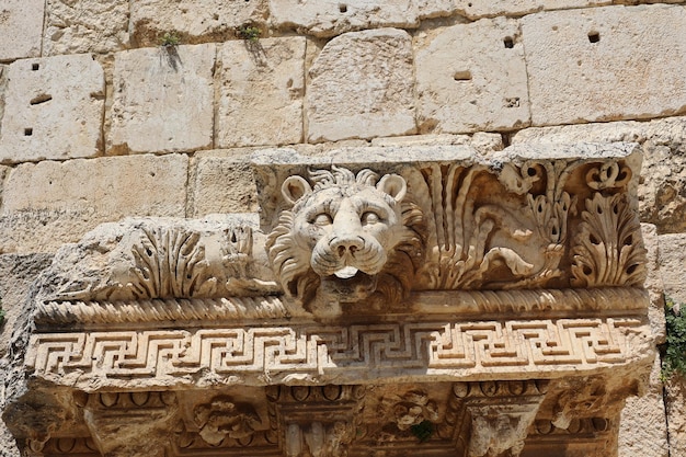 Een leeuwenkop op een gebouw in de oude stad Heraklion.