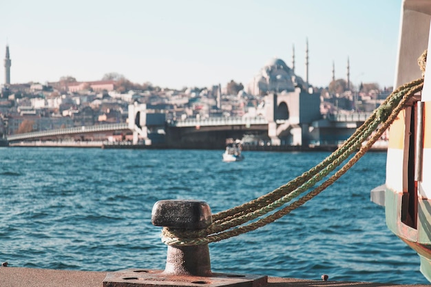 Een lege afbeelding voor manipulatie gerichte bolderweergave met stadsveerboot, er is een wazige istanbul-scène op de achtergrond