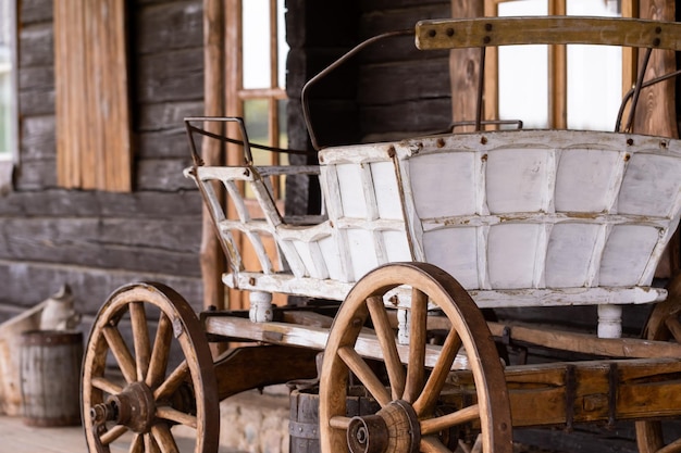 Foto een lege antieke koets staat op een ranch in het wilde westen