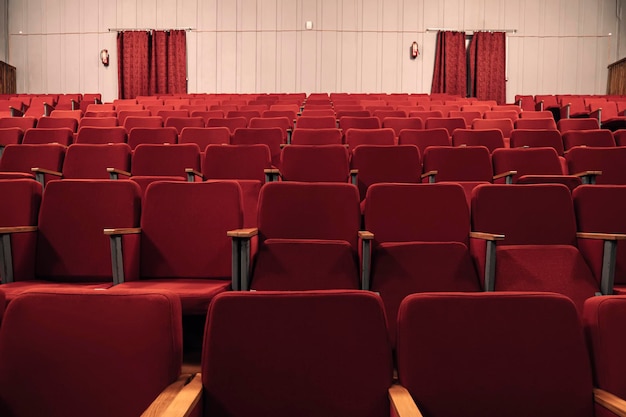 Een lege bioscoopzaal tijdens een lockdown Het theater staat in quarantaine Sluiting van bioscopen De afwezigheid van toeschouwers in de bioscoop Rode lege stoelen in het theater