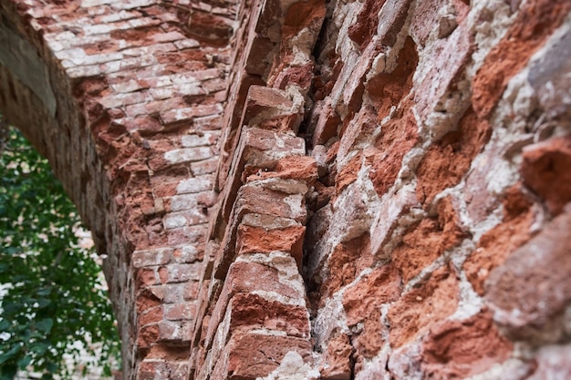Een lege deuropening op een grungy rottende bakstenen muur