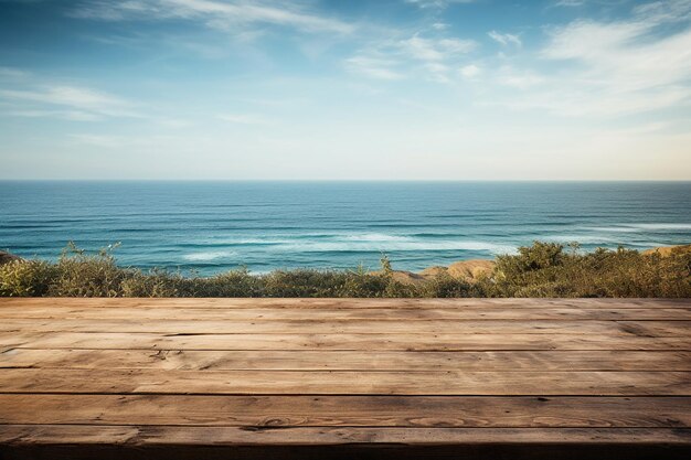 Een lege houten tafel met de oceaan erachter.