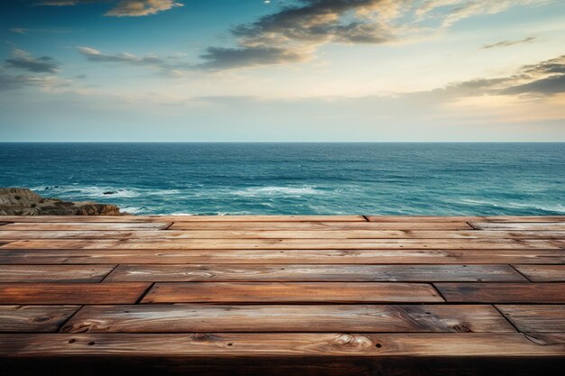 Een lege houten tafel met de oceaan erachter.