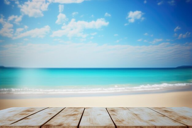 Een lege houten tafel voor een banier met een zomerstrand met een wazige blauwe zee en hemel