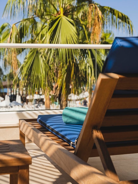 Een lege lounge stoel en palmbomen