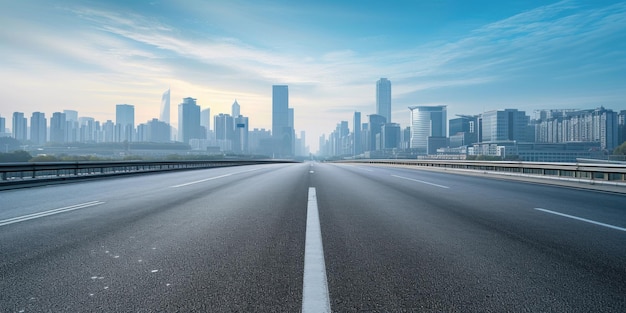 Een lege snelweg met de skyline op de achtergrond