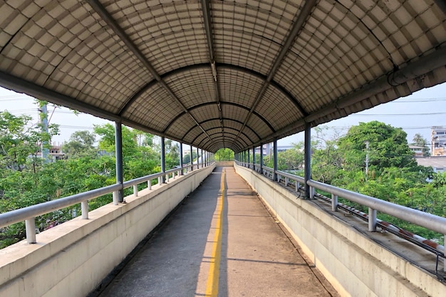 een lege viaduct lucht voetgangersbrug met perspectief