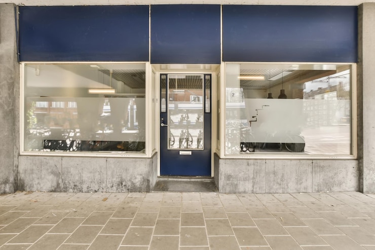 Foto een lege winkel zonder mensen op de foto maar er is een blauwe deur op geschilderd