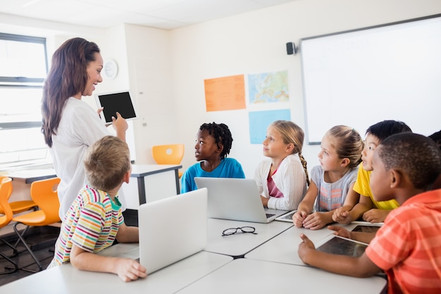 Een leraar die les geeft in technologie