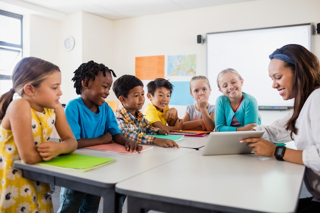 Een leraar die les geeft met tabletcomputer