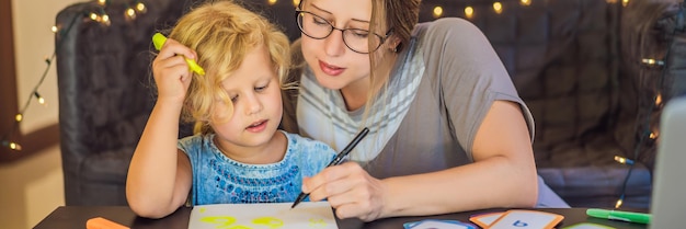 Een leraar een bijlesdocent voor thuisonderwijs en een leraar aan tafel Of moeder en dochter Thuisonderwijs