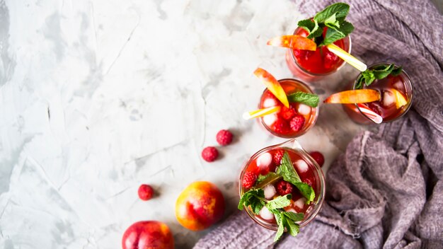 Een licht zomer verfrissend drankje met fruit en bessen - sangria