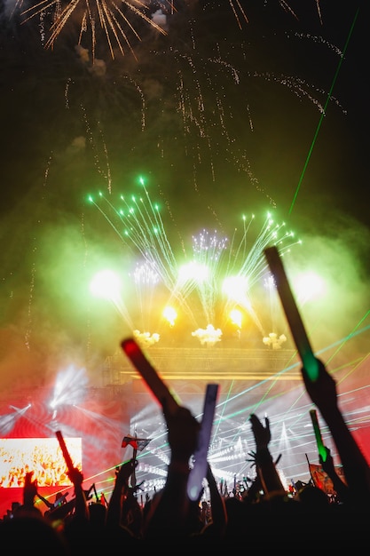 Een lichtshow met vuurwerk op een zomerfestival.