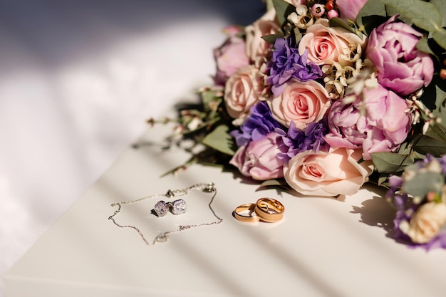 Een lief boeket bloemen om op tafel te versieren Welkom op de bruiloft