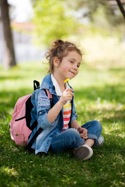 Een lief meisje van vijf jaar op een wandeling Het is lente buiten en de zon is helder Childhood Family