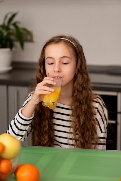 Een lief tienermeisje drinkt een sinaasappel vers Gezond eten Familie Vers fruit