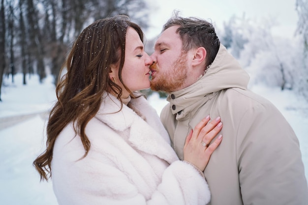 Een liefdespaar op een besneeuwd winterveld, gelukkig samen.