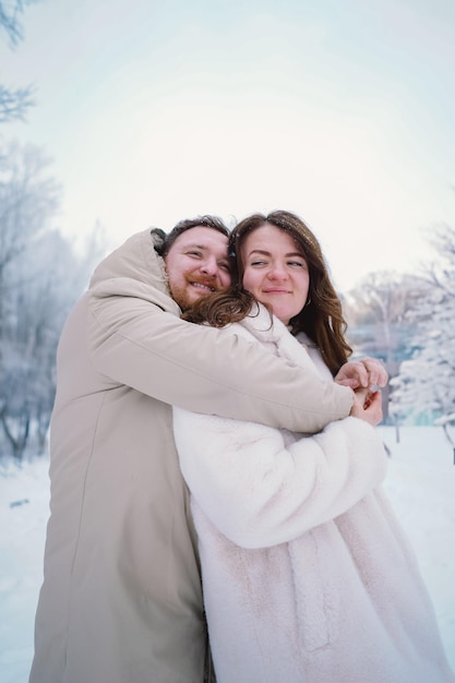 Een liefdespaar op een besneeuwd winterveld gelukkig samen.