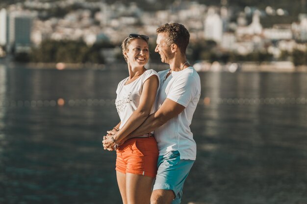 Een liefdevol gelukkig casual stel dat geniet van een zomervakantie aan de Middellandse Zee.