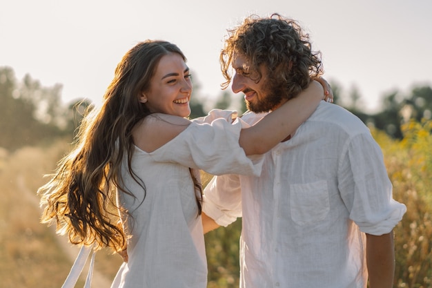 Een liefdevol stel samen in de natuur