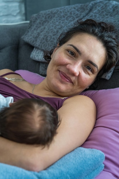 Een liefhebbende moeder zorgt voor haar pasgeboren baby Moeder geeft borstvoeding aan haar pasgeborene Borstvoeding