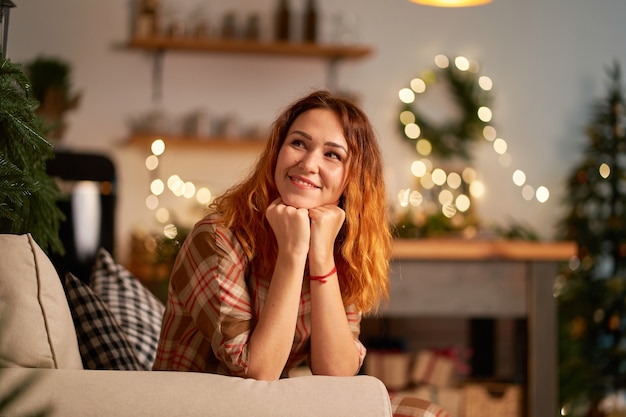 Een lieftallig roodharig meisje met een mysterieuze glimlach