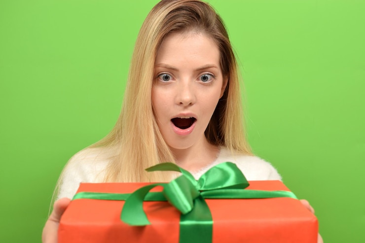 Foto een lieve vrouw kreeg geschenken.