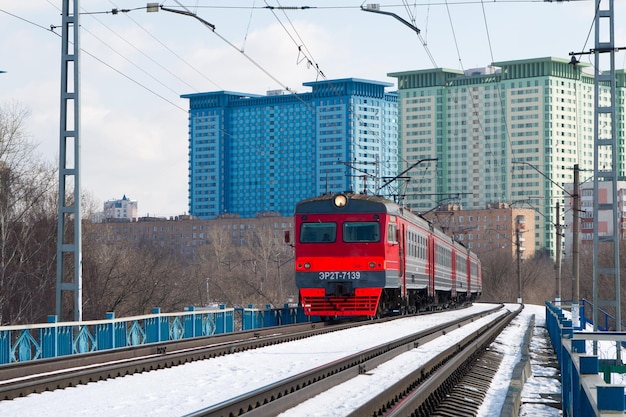 Een lokale trein op besneeuwde sporen in Moskou