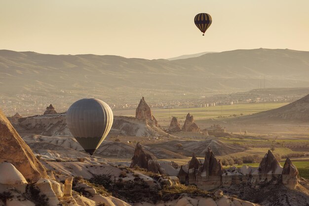 Een luchtballon die over het landschap vliegt