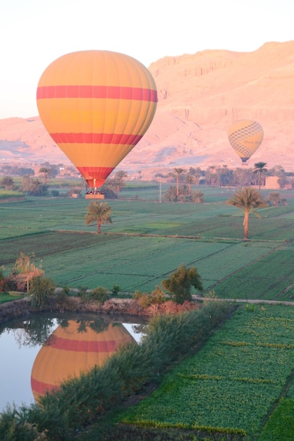 Foto een luchtballon vliegt over het land.