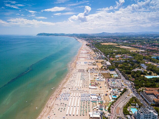 Een luchtbeeld van de kust van Romagna met de stranden van Riccione, Rimini en Cattolica