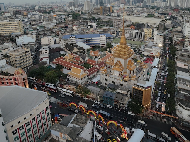 Foto een luchtbeeld van de traimit withayaram tempel of gouden boeddha tempel