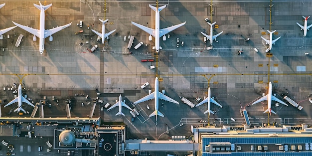 Een luchtbeeld van een drukke luchthaventerminal met vliegtuigen die op de landingsbaan taxiën