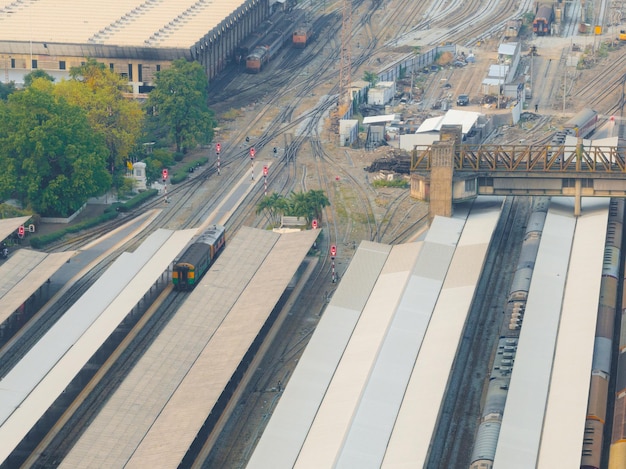 Een luchtbeeld van het treinstation in het centrum van de stad