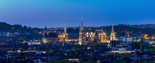 Een luchtfoto van Aken (aix-la-chapelle) 's nachts met kathedraal en stadhuis in Duitsland. Buiten genomen met een 5D mark III.