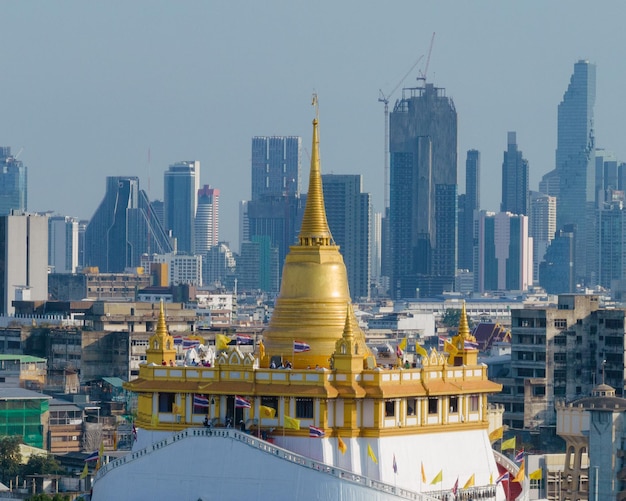 Een luchtfoto van de Golden Mount staat prominent in de Saket-tempel, de beroemdste toeristische attractie in Bangkok, Thailand