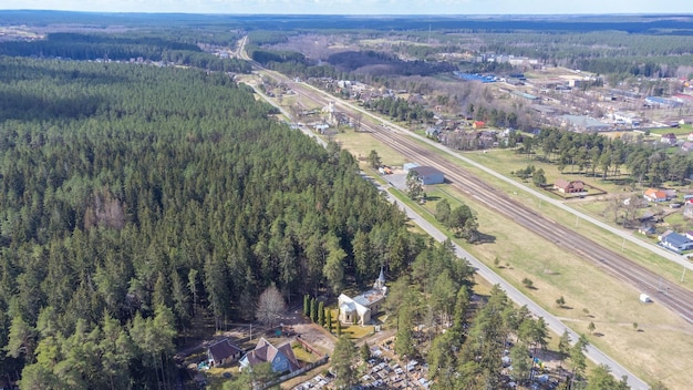 Een luchtfoto van de stad Pabrade en het omliggende gebied Litouwen