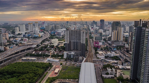 Een luchtfoto van de stad