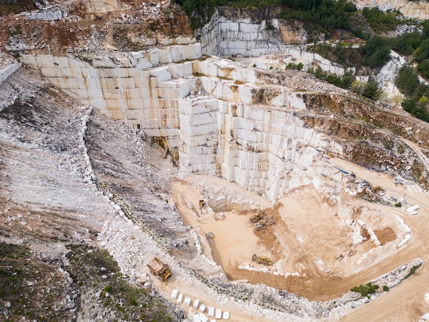 Een luchtfoto van de steengroeve op het eiland Thassos toont de adembenemende schoonheid van de winning van wit marmer, een industrie die het culturele erfgoed van Griekenland heeft gevormd
