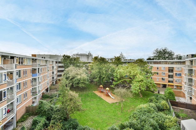 Een luchtfoto van een park met bomen en gebouwen