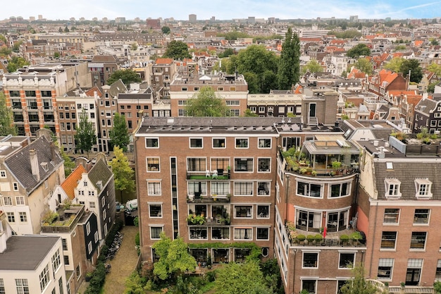 Foto een luchtfoto van een stad met gebouwen en bomen