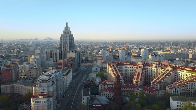 Een luchtfoto van het centrum van moskou op een zonnige dag