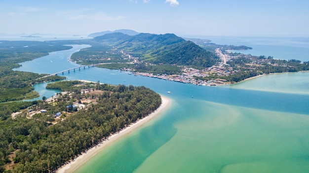 Een luchtfoto van het eiland Lanta noi en Lanta isaland met de Siri Lanta-brug