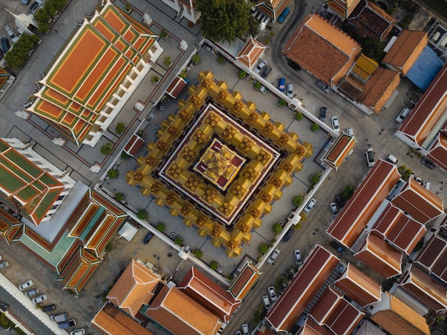 Een luchtfoto van het metalen kasteel of Loha Prasat in de Ratchanatdaram-tempel, de beroemdste toeristische attractie in Bangkok, Thailand