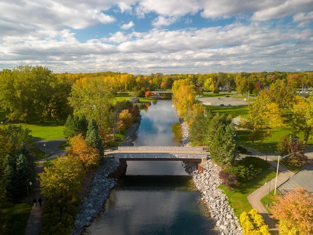 Een luchtfoto van het schilderachtige Emerson Park in Auburn New York met stromend water en groene vegetatie